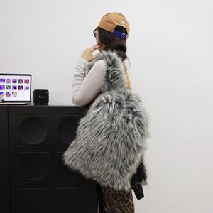 Зимняя модная Высококачественная пушистая Дорожная сумка из искусственного меха с мехом на заказ, универсальный плюшевый рюкзак Y2K для девушек с кисточками - Product Image 6