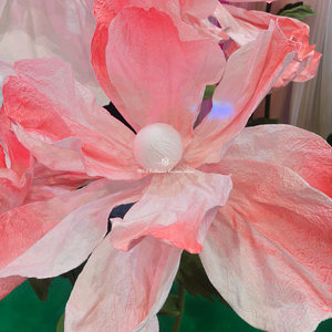 Présentoir de fenêtre plissé à la main Art floral pour la décoration de toile de fond de mariage avec un bel artisanat en papier - Product Image 1