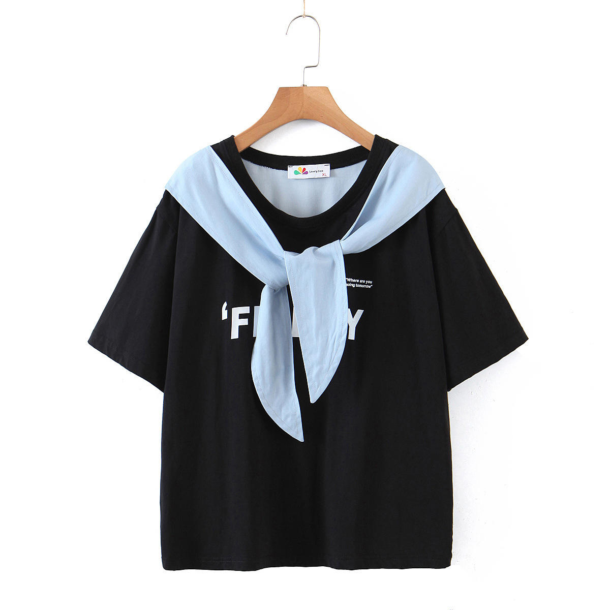 เสื้อยืดแขนสั้นสีดำ