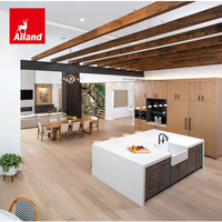 Armoires de cuisine en chêne blanc de style moderne Allandgroup avec finition teintée bois naturel, panneaux plats, îlot et poignées