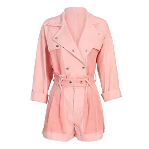गर्म बेच महिलाओं के फैशनेबल कपड़े के दो टुकड़े सेट बटन अप शीर्ष और मध्यम शॉर्ट्स दो टुकड़े उच्च गुणवत्ता गुलाबी जैकेट