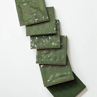 Carreaux de céramique Zellige vert sauge faits à la main 100x100mm, carreaux muraux intérieurs modernes classiques émaillés artisanalement pour une luxe sur mesure