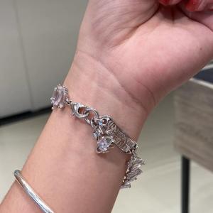 สร้อยข้อมือควีนมาร์เธอร์แซทเทิร์น รุ่นสแควร์สเต็ปคุณภาพสูง จี้หินธรรมชาติทรงสี่เหลี่ยม 18K - Product Image 3