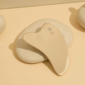 Bronze métallique coréen de luxe Guasha OEM masseur facial disponible pour la fonction manuelle du visage et du corps - Product Image 5