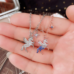 Collana con Ciondolo Unicorno Colorato per Donne, Design di Nicchia, Catena con Pegaso per la Clavicola - Product Image 2