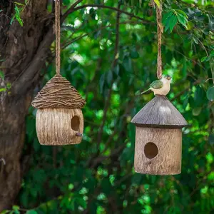 Vente chaude Creative Outdoor Garden Decor Écologique Résine Nichoir avec Arbre Suspendu Art Thème Noël Nichoir Artisanat - Product Image 3