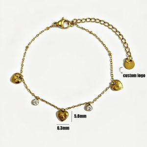 Bracelet à breloques CAIOOCHE avec disque cœur gravé et breloques zirconium serties, en acier inoxydable plaqué or 18 carats, anti-ternissement - Product Image 3