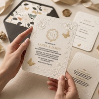 Ensemble d'invitations de mariage avec motifs floraux papillon en relief, invitations de mariage dorées, autocollants de sceau de cire, lettres botaniques, amour