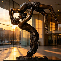 Sculpture en bronze coulé de style classique réaliste sur mesure pour galerie d'art 	 Statuette de couple dansant