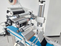 Machine d'étiquetage automatique des coins de boîtes en carton avec commande PLC, étiqueteuse pour surfaces planes pour les petites entreprises