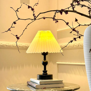 Lámpara de Mesa Retro de Estilo Nórdico, Lámpara de Noche Creativa para Mesa de Noche con Pliegues Decorativos Femeninos para Dormitorios y Oficinas - Product Image 1