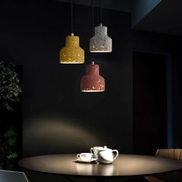 Petite suspension industrielle moderne en béton avec motif creux imprimé en 3D pour décor de café et de restaurant