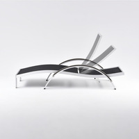 Chaise longue d'extérieur en aluminium noir et rose en forme de S de Foshan Coets pour piscine