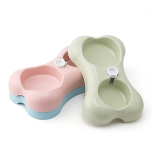Comedouro Duplo para Animais de Estimação com Dispensador de Água, Tigela Plástica em Forma de Osso Antiderrapante para Cães e Gatos - Product Image 1