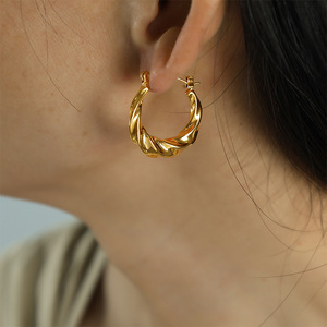 Pendientes de Aro Trenzados, Chapados en Oro de 18k, Aleación de Zinc, Diseño Geométrico, Joyería de Moda - Product Image 4