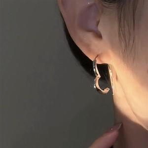 Orecchini a Cerchio Aperti a Forma di Cuore per Donne, Stile Y2K, Eleganti e Alla Moda, Accessorio Moderno per Signore - Product Image 3