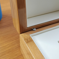 Boîte de montre en bambou personnalisée avec couvercle à charnière élégant et logo personnalisé
