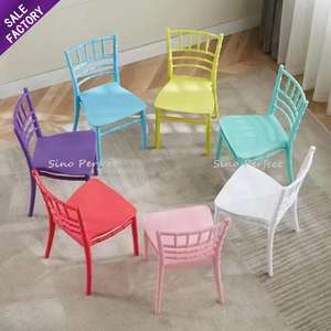 Chaises pour enfants en résine plastique empilables à dossier croisé rose, très vendues pour les hôtels, les mariages, les événements, les banquets et les fêtes - Product Image 4