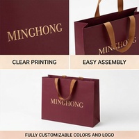 Sac shopping en papier bordeaux de luxe avec logo personnalisé, poignée en ruban premium, emballage pour vêtements de boutique, sac cadeau recyclable