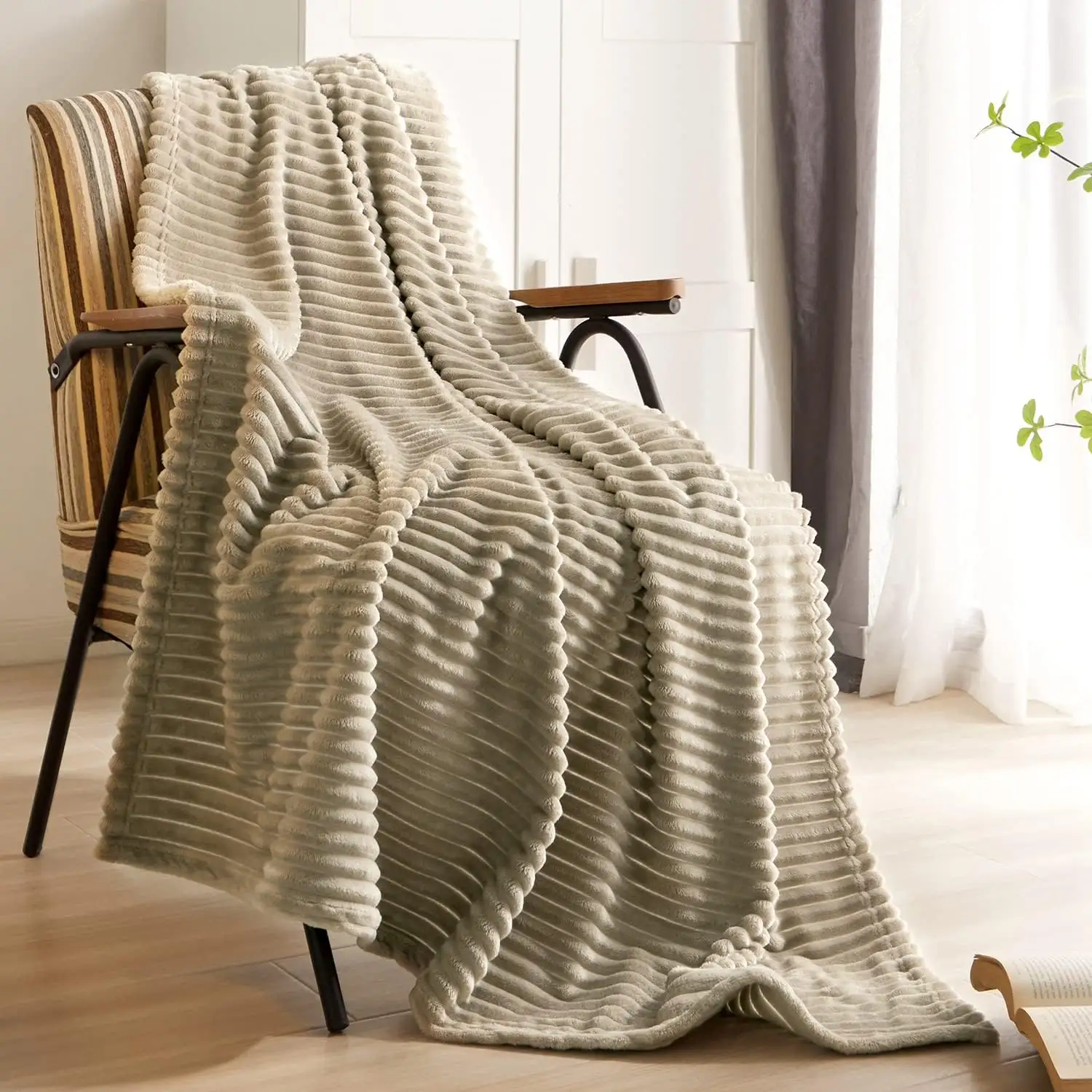 Couverture gaufrée rayée 3D, personnalisée et réversible, en peluche de flanelle sculptée en relief à tissage jacquard de OEKO-TEX chaude et confortable écologique