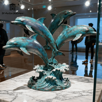 Sculpture de dauphin de surf en bronze coulé de luxe, grande statue d'animal marin en cuivre pour la décoration de piscine, de jardin extérieur et de paysage