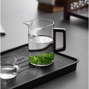 Taza de cristal de borosilicato de alta calidad con mango de madera, base gruesa y diseño minimalista para servir té - Product Image 5
