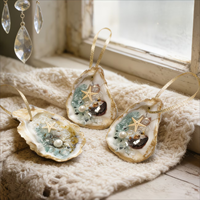 Ensemble de 3 ornements en coquille d'huître avec étoiles de mer et perles, faits à la main avec des coquillages naturels et une corde dorée