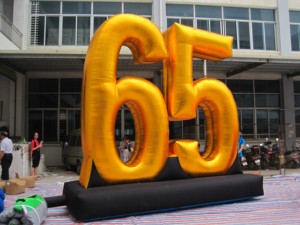ตัวเลขเป่าลมสีทองหมายเลข 65 สำหรับงานโฆษณาขายสินค้ากลางแจ้ง - Product Image 3