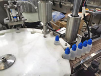 Machine de remplissage et de bouchage à prix d'usine, 30-80 bouteilles/min, pour parfum et petits liquides, ligne d'emballage de bouteilles en plastique