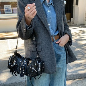 Sac bandoulière noir clouté pour femme avec fermeture éclair et sangle réglable – Collection Automne 2025 - Product Image 2