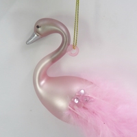 Hiasan Gantung Pohon Natal Figurine Angsa Kaca Mutiara Pink Cantik dengan Ekor Bulu dan Sayap Berkilau.