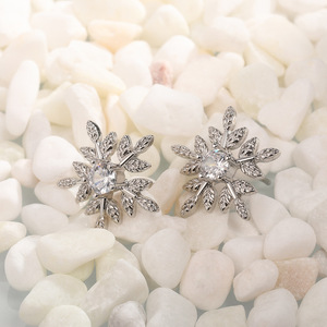 Orecchini a fiocco di neve per donna, gioielli alla moda per l'orecchio in stile invernale dolce - Product Image 6