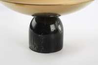 Bol en métal martelé doré de luxe avec socle en marbre noir, plateau de service pour la maison et les restaurants