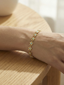 Delicada Pulsera de Oro con Flor de Cinco Pétalos en Esmalte Azul Claro - Product Image 1