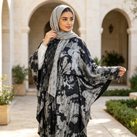 Nouvelle Robe Longue Modeste 2026 à Imprimé Tie-Dye, Manches Cape Amples, Taille Froncée, Vêtement Quotidien pour Femmes Musulmanes