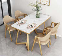 Ensemble de table à manger en marbre de luxe moderne avec pieds en métal doré, 4 chaises en cuir PU, plateau rectangulaire écologique et imperméable