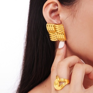 Boucles d'oreilles carrées en acier inoxydable, texture or et argent, rayures métalliques, bijoux vintage attrayants pour femmes - Product Image 6