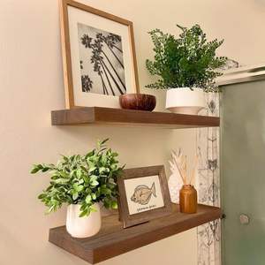 ชั้นวางของไม้ลอยตัว แบบแขวนผนัง วอลนัท พร้อมขายึดสำหรับห้องนั่งเล่น ติดตั้งง่าย ชุดคู่ - Product Image 1