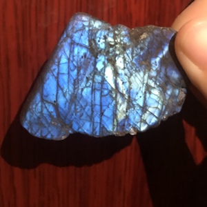 Piedra de labradorita natural en bruto, en rodajas pequeñas, con patrón de destellos azules, para meditación y sanación energética. - Product Image 1