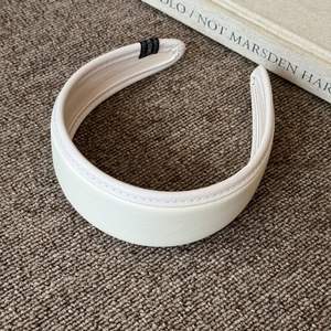 Bandeau large en cuir vintage, couleur unie, accessoire pour cheveux pour femmes, à porter au quotidien - Product Image 5