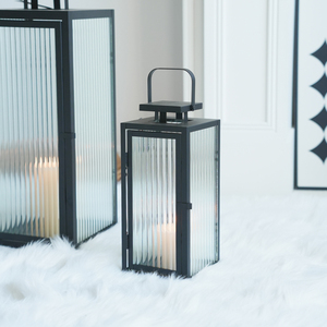TRUST Lámpara de viento de vidrio con rayas verticales para exteriores con candelabros de metal Linternas y tarros de velas - Product Image 2
