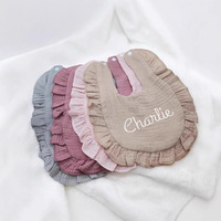 Bavoir à volants personnalisé brodé avec monogramme pour bébé fille, en coton pur, résistant aux taches - Cadeau de naissance