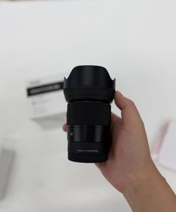 เลนส์ 23 มม. f/1.4 DC DN Contemporary E — เลนส์ไพรม์แบบ APS-C ที่ให้ภาพเหมือนดวงตามนุษย์ ระยะเทียบเท่า 35 มม. สภาพดีเยี่ยม ใช้งานได้เต็มประสิทธิภาพ! - Product Image 1