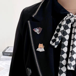 Beaux chats broche lire livre vilain chaton noir broches sac revers Badge Kawaii doux émail broche prêt à expédier - Product Image 4