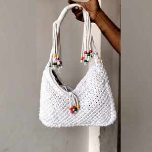 Sac à bandoulière tissé blanc bohème d'été, design ajouré, à sangle unique, avec pompon perlé, style crochet, pour la plage, les voyages et l'usage quotidien - Product Image 1
