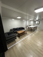 Maison préfabriquée moderne en conteneur, boutique modulaire en conteneur avec portes pliantes en verre pour café en plein air et magasin de détail