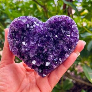 Vente en gros de cristaux naturels de qualité supérieure, cristal brésilien violet foncé en forme de cœur, cluster de cristaux, artisanat en cristal, cluster de cristaux pour la décoration - Product Image 3