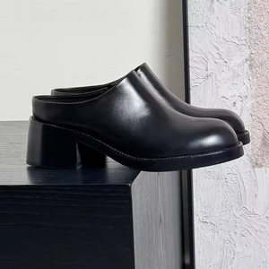 Mules à <span class=keywords><strong>talon</strong></span> épais décontractées personnalisées Xinzirain, bout rond, cuir véritable, hauteur de <span class=keywords><strong>talon</strong></span> de 6 cm, sabots pour femmes et hommes - Product Image 1