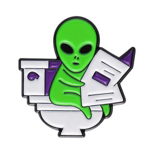 Divertido Pin de Solapa de Metal con Diseño de Extraterrestre <span class=keywords><strong>ET</strong></span> Leyendo un Periódico en el Inodoro, Broche Creativo de Dibujos Animados, Insignia Decorativa para Ropa, Venta al por Mayor - Product Image 5