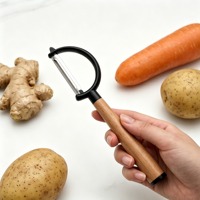 Keukenhulpjes met houten handvat, handmatige cassave-, aardappel-, appel- en mangoschiller voor groenten en fruit